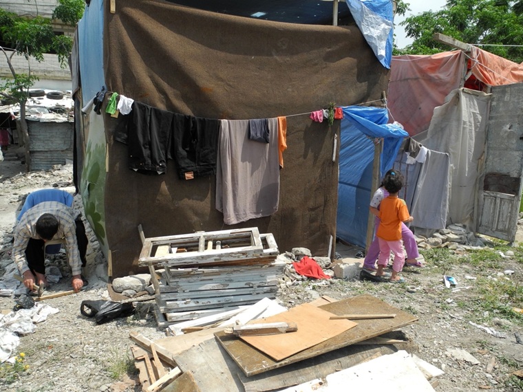 アイン・ヘルウェ・パレスチナ難民キャンプで暮らす家族=2013年5月9日 © Nagham Awada/MSF