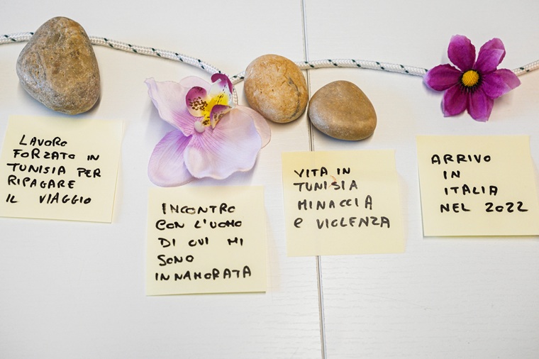 ロープの上に置かれた石や花は人生の「苦しみ」や「素晴らしい瞬間」を表す=イタリアで Ⓒ Valentina Tamborra