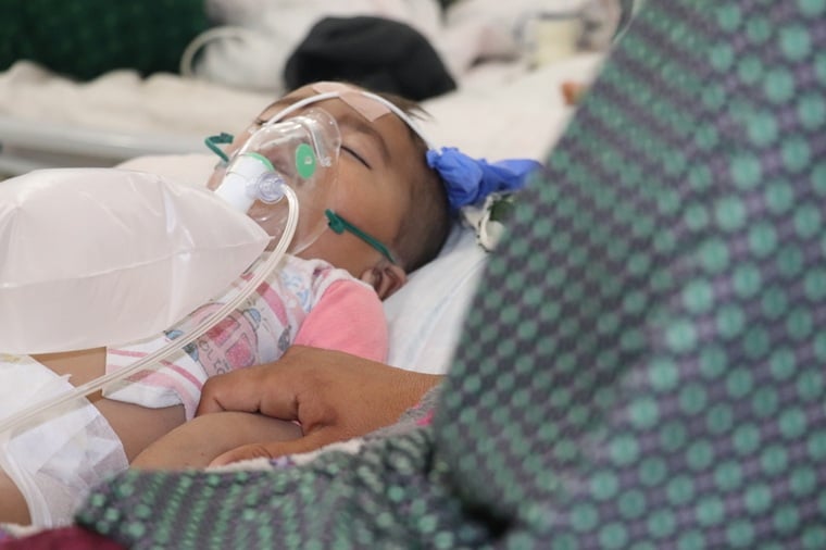 MSFが支援する病院の小児集中治療室で娘に寄り添う母親 © Tasal Khogyani/MSF