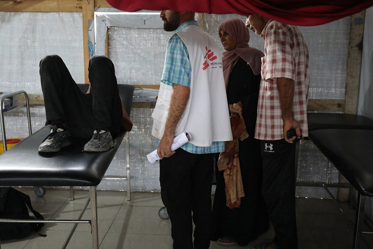 配給所で銃撃を受けた患者の治療にあたるMSFスタッフ=2025年6月19日 Ⓒ Nour Alsaqqa/MSF
