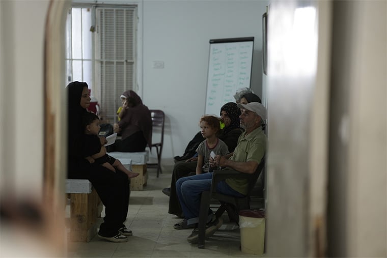 MSFガザ市診療所で栄養失調の診察を待つ患者たち=2025年6月4日 Ⓒ Nour Alsaqqa/MSF