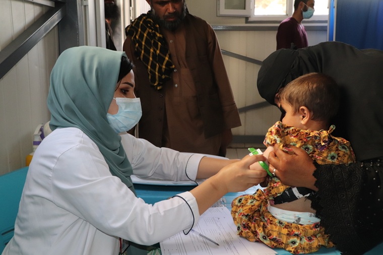 アフガニスタンの病院で、栄養失調の診断を行うMSFの看護師＝2024年5月25日　© Jinane Saad/MSF