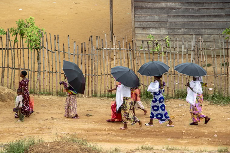ワリカレ総合病院へ徒歩で向かう女性と子どもたち=2024年2月21日 Ⓒ Marion Molinari/MSF