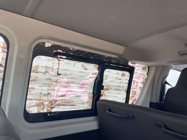 スーダンで攻撃を受けたMSFの車両内部。窓ガラスが割れて応急的に補修してある=2023年 Ⓒ MSF