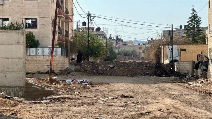 イスラエル軍が破壊し、人びとが出入りできないよう土盛りを作ったジェニンの通り＝2025年3月5日　ⒸOday Alshobaki/MSF