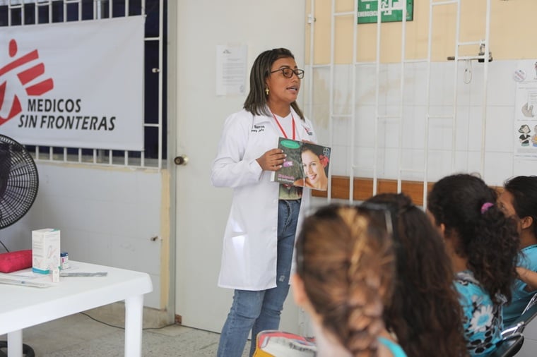 コロンビアの病院で、避妊法の選択肢について説明するMSFの看護師＝2019年8月7日　© MSF