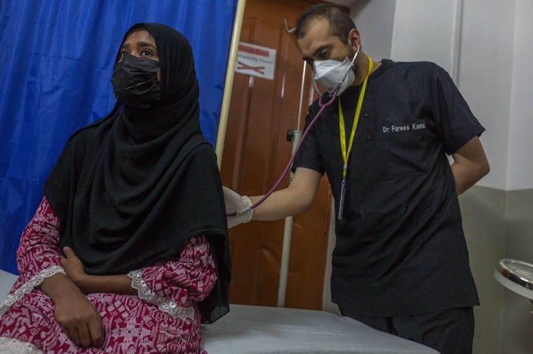 endTB-Q試験に参加している18歳のパキスタンの女性。医師の診察を受ける=2024年4月26日 © Asim Hafeez