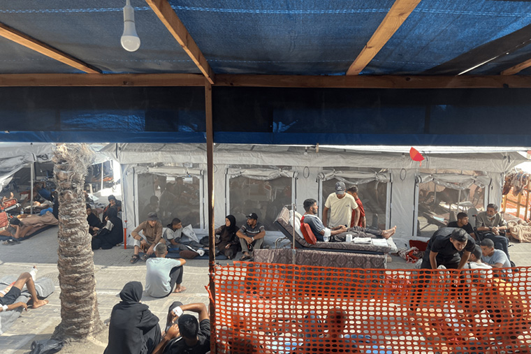 ナセル病院では多くの患者が屋外で治療を待つ＝2025年8月12日　Ⓒ MSF
