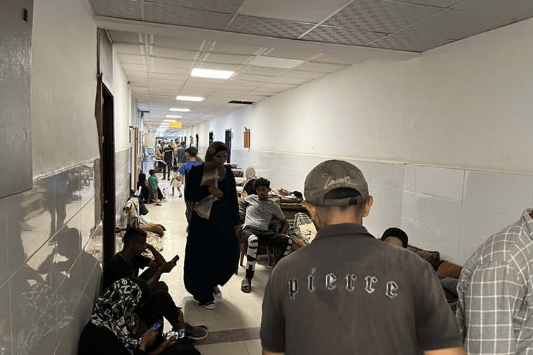 多くの患者が病院の廊下で治療を待つ＝2025年8月12日　Ⓒ MSF 