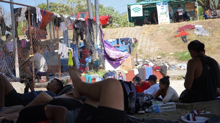 まとまって歩いて来た移民・難民がメキシコ南部チアパス州にたどり着き、休憩を取っている=2025年1月27日 Ⓒ Yotibel Moreno/MSF