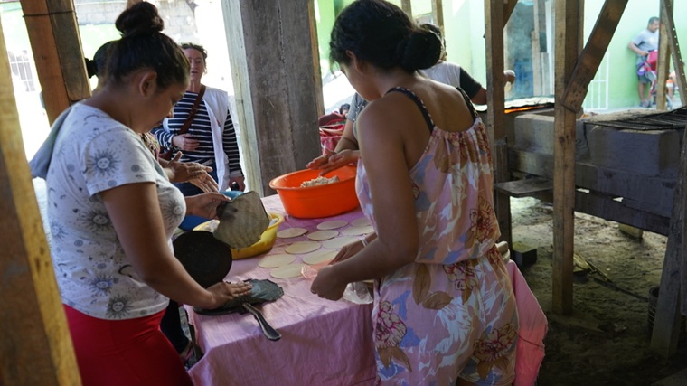 移民らのための避難施設で食事の準備をする女性たち=メキシコ南部タパチュラで2025年1月24日 Ⓒ Yotibel Moreno/MSF
