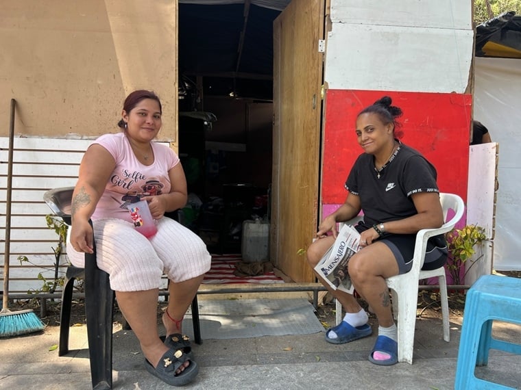 政治的な迫害から逃れ、メキシコにたどり着いたベネズエラ人の姉(右)と妹。2人の母親は皮膚の病気を患っており、メキシコ市でMSFチームの治療を受けている。妹は「地元の人たちが温かく迎え入れてくれたことに本当に感謝しています」と話した=メキシコで2025年4月2日 Ⓒ Sergio Pérez Gavilán/MSF