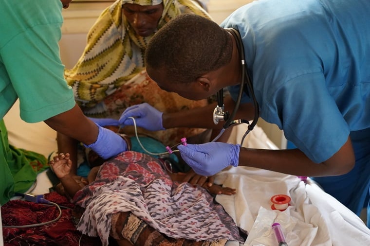 ベイ地域病院で、栄養失調の子どもをケアするMSFの看護師＝2025年6月25日　© Hareth Mohammed/MSF