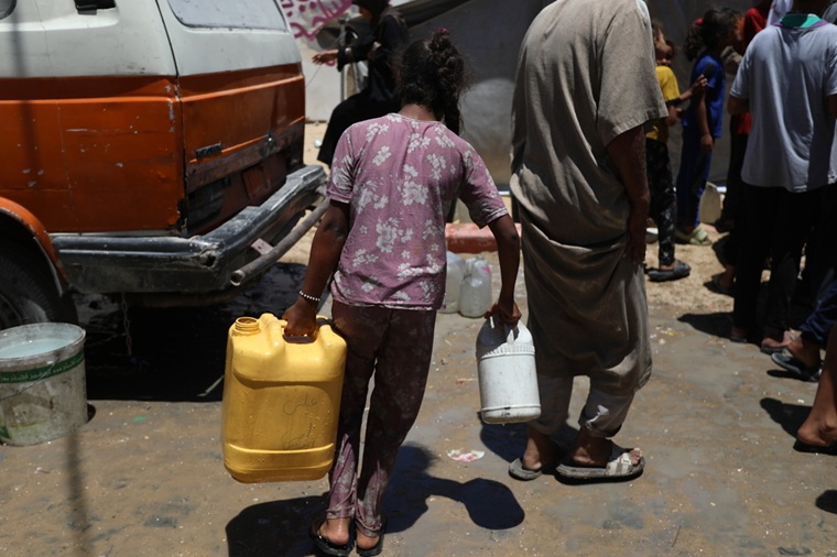 重い給水タンクを1人で運ぶ少女。ガザでは海水を淡水化する施設の6割以上が破壊、またはイスラエルによる物資の搬入制限で稼働できていない。子どもたちが家族のため、給水場所から水を運ばざるを得ない＝2025年7月15日　Ⓒ MSF