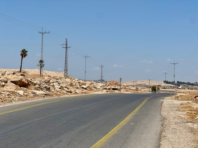 西岸地区内を通る主要幹線道路。しかし、イスラエル軍によってパレスチナ人の通行は禁止されている=2025年8月3日 © MSF