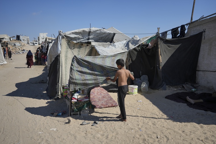 ガザ市にあるテントで生活する少年=2025年 © MSF