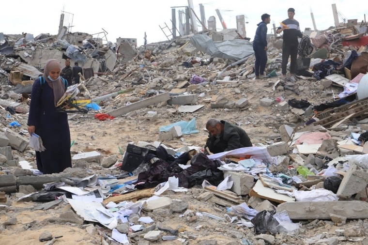 多くの建物ががれきと化したラファの街で、所持品を探す人びと＝2025年1月21日　© MSF