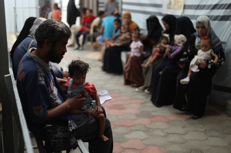 栄養失調の診察を受けるために並ぶ人びと＝2025年8月12日　© MSF