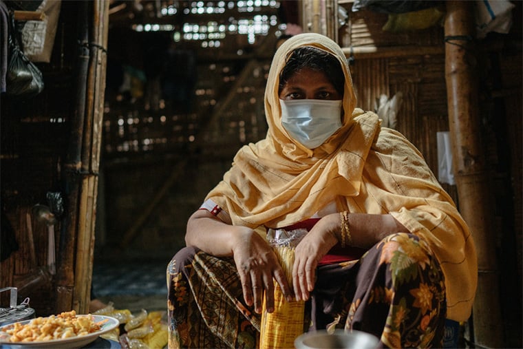 仮設住居で食堂を営むロヒンギャの女性、ライハナさん Ⓒ Victor Caringal