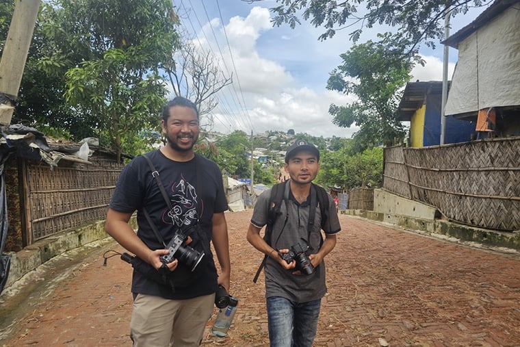 ロヒンギャのフォトジャーナリスト、サハット・ジア・ヒーロー氏(右)とMSFオーストラリアの写真家、ビクター・カリンガル(左) Ⓒ MSF