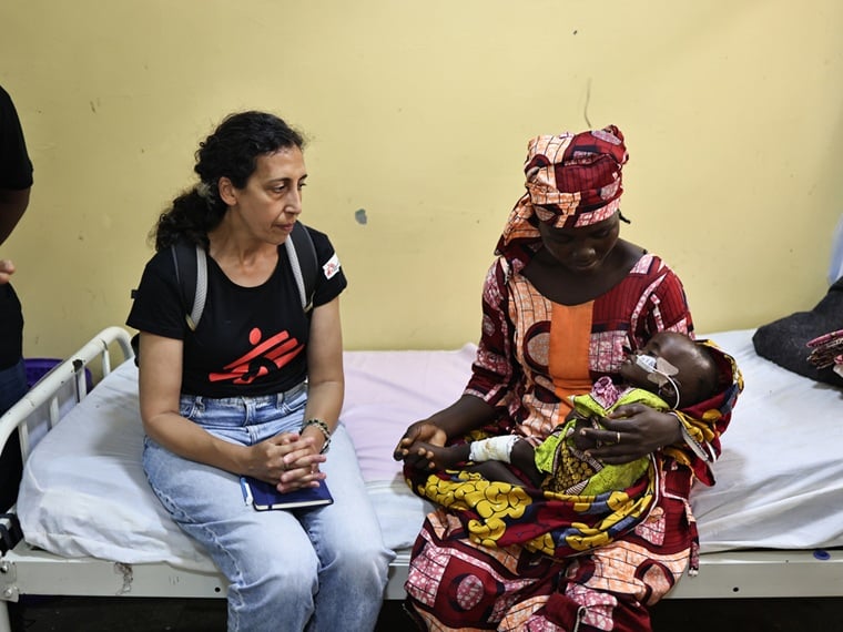 ナイジェリア現地の病院にて患者らの話を聞くカトリン・キスワニ(左)　Ⓒ Abba Adamu Musa/MSF