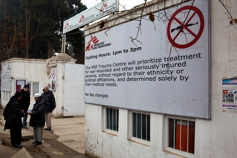 2011年8月に開設されたクンドゥーズ外傷センターの正門=2012年2月16日　Ⓒ Michael Goldfarb/MSF