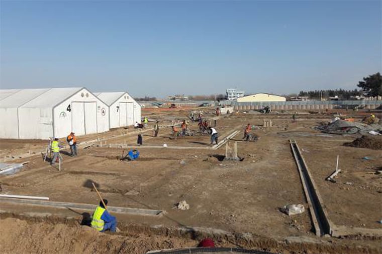 外傷病院の建設現場。燃料や給水網の整備とコンテナの基礎工事が進められている=2019年1月16日　Ⓒ MSF