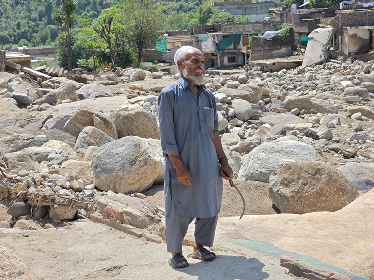 サワブ・カーンさん。洪水で親族を亡くした © Gul Nayab/MSF