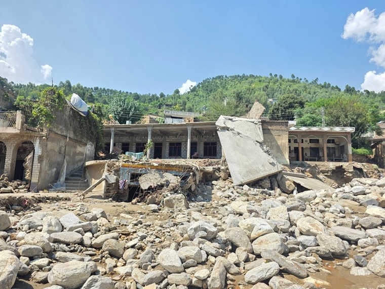 洪水によって損傷した家屋 © Gul Nayab/MSF