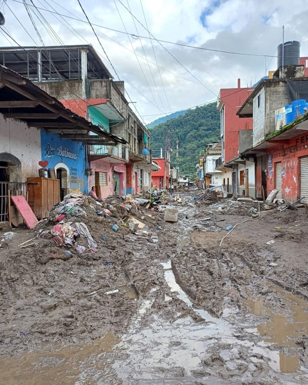 イダルゴ州の山間地域は豪雨被害が深刻で、街の道路は泥やがれきに埋もれてしまった=2025年10月17日 Ⓒ MSF
