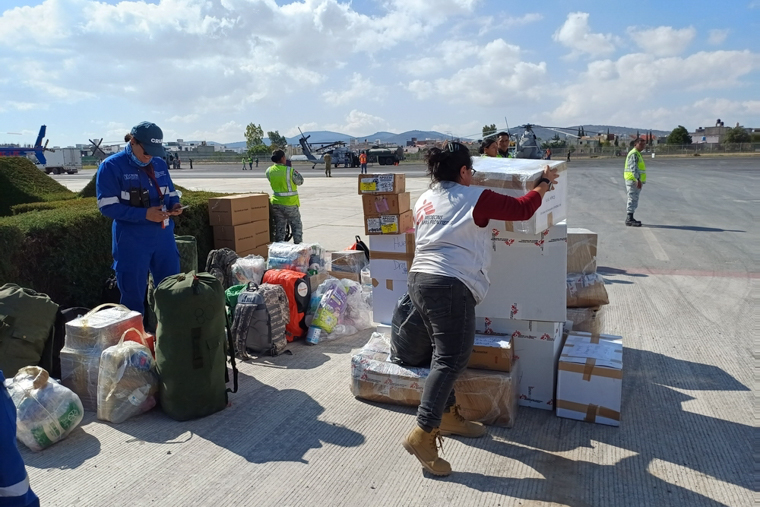 イダルゴ州の孤立集落へ支援物資を空輸しようと準備する国境なき医師団(MSF)スタッフら=2025年10月19日 Ⓒ MSF