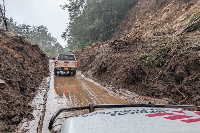 イダルゴ州の山間地域にある孤立集落に向かうため、土砂崩れが起きた道を走るMSFの車両=2025年10月14日 Ⓒ MSF