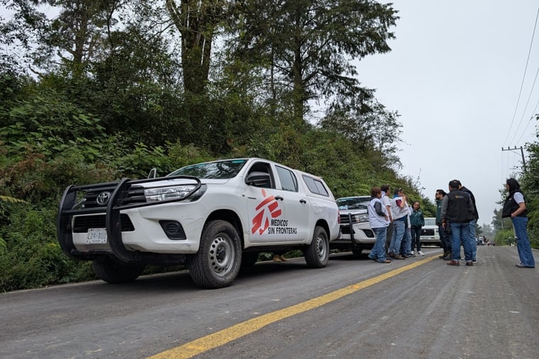 土砂崩れによって道路が封鎖され、地元当局と通行ルートの調整をする MSFスタッフ=2025年10月13日 Ⓒ MSF