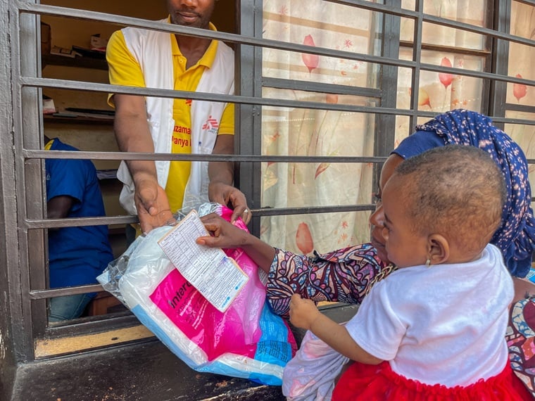 マラリアの予防接種後に、蚊帳を受け取る母親=2025年5月15日 © Dorine Niyungeko/MSF