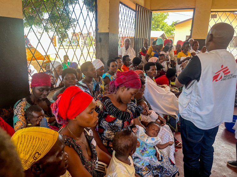 MSFが支援するチビトケの診療所で、予防接種の順番を待つ親子たち=2025年5月15日 © Dorine Niyungeko/MSF