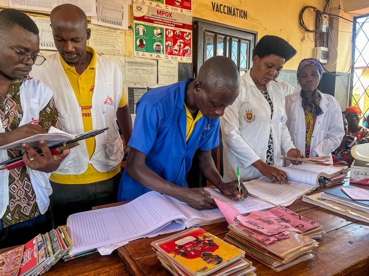 マラリアの予防接種の準備をするMSFスタッフたち=2025年5月15日 © Dorine Niyungeko/MSF