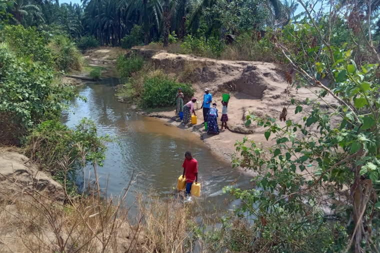 川で水をくむ、村の住民たち=南キブ州で2025年10月13日 Ⓒ Abdon MANENGU Mbangala/MSF