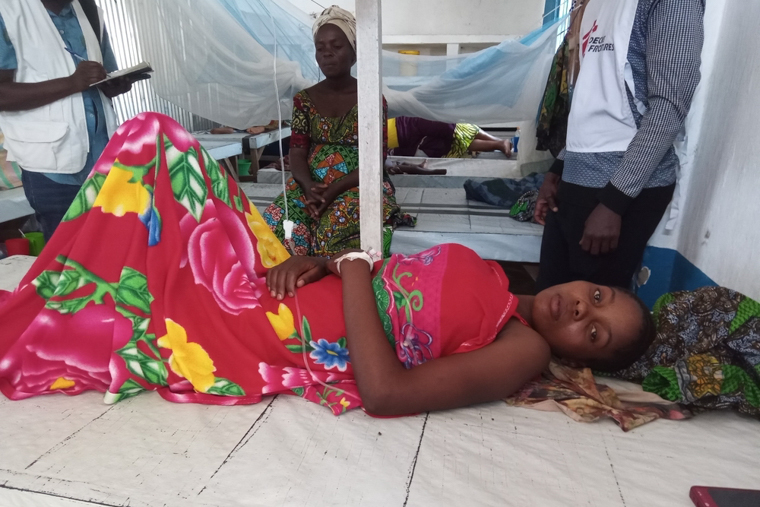 MSFが支援する施設で療養するコンゴ東部・南キブ州の農家ザワディ・カハンバリさん(手前)=2025年10月11日 Ⓒ Abdon MANENGU Mbangala/MSF