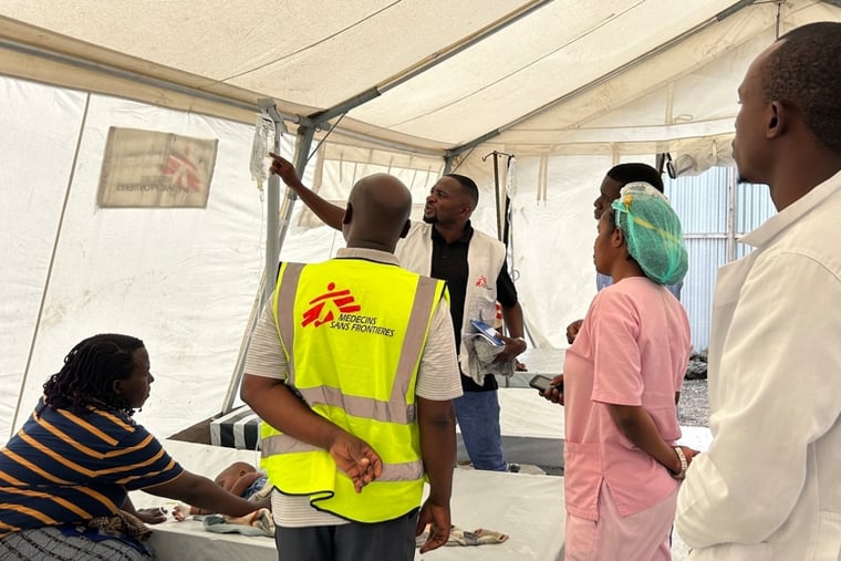 MSFのチームによるCTUの巡回診療。チームリーダーがスタッフを指導しながら患者の容体を確認している=ゴマで2025年3月26日 Ⓒ Laora Vigourt/MSF