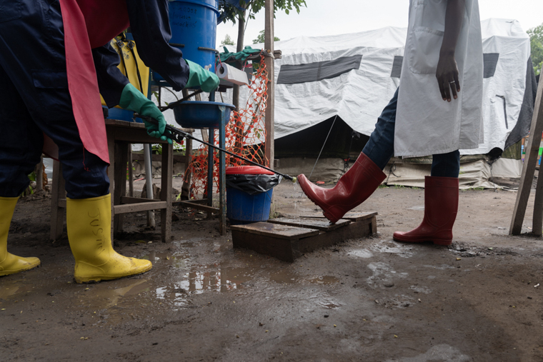 汚染を防ぐため、医療スタッフと患者はCTCに入る前に靴を消毒する必要がある=コンゴで2025年8月18日 Ⓒ Sam Bradpiece/MSF