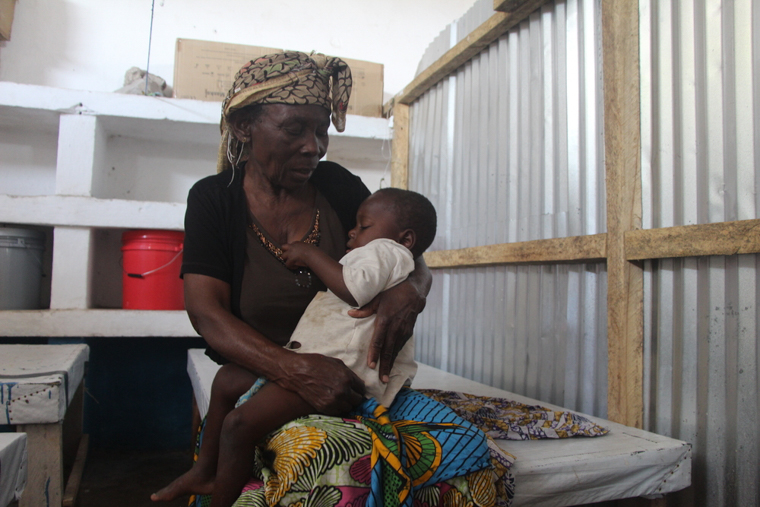 南キブ州フィジでMSFが支援するCTC。コレラに感染した2歳の息子(右)を抱く母親は「水道水が出ることはめったになく、普段は湖の水を飲んでいます」と話す=2025年10月11日 Ⓒ Abdon MANENGU Mbangala/MSF