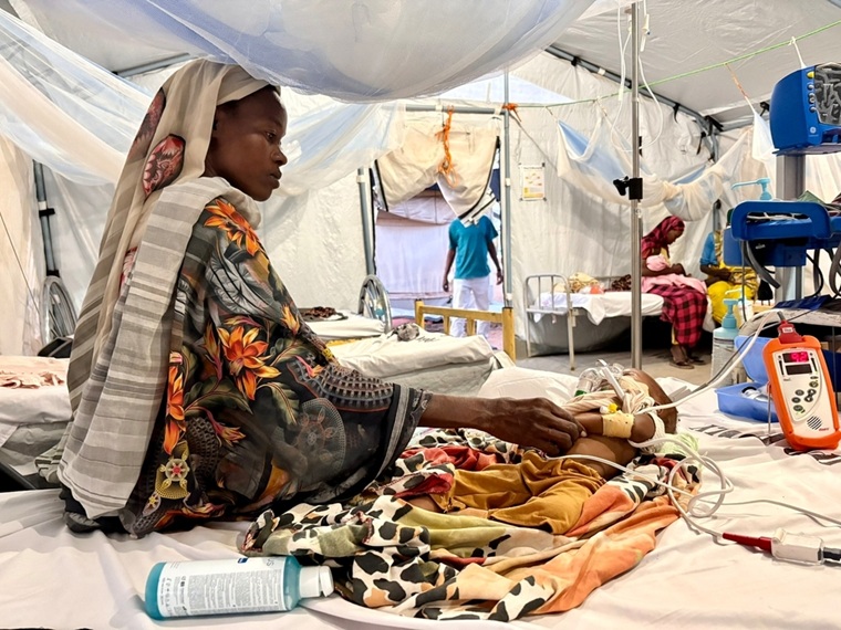 重度の栄養失調で搬送され、タウィラのMSF病院で治療を受ける1歳の女の子とその母親＝2025年10月14日　© Aurélie Lécrivain/MSF