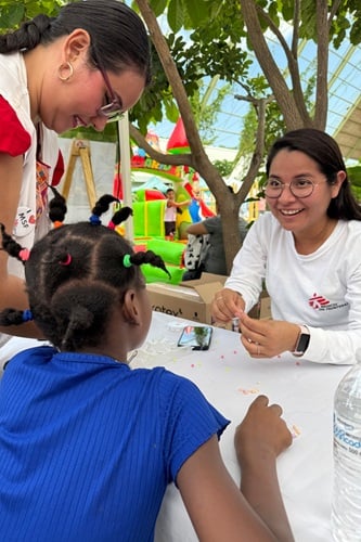 現地で移民の援助にあたるMSFスタッフ © MSF