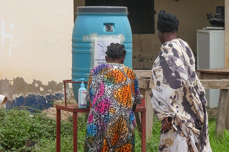 アビエイの病院の入り口で、感染症予防のために手を洗う女性=2025年6月30日　Ⓒ MSF 