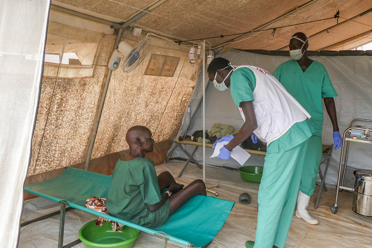 アビエイのコレラ治療ユニットで患者に対応するMSFスタッフ=2025年6月30日　Ⓒ MSF 