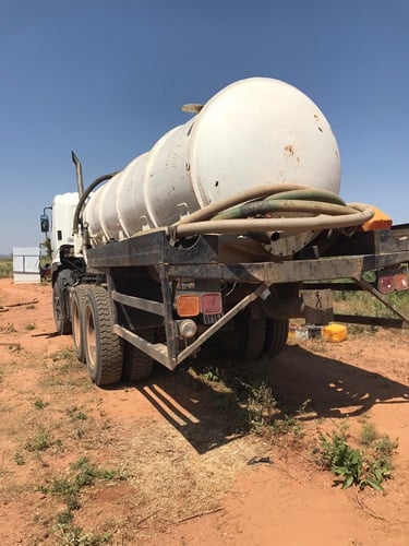 「うんち工場」の施設内を走るトラック　© MSF