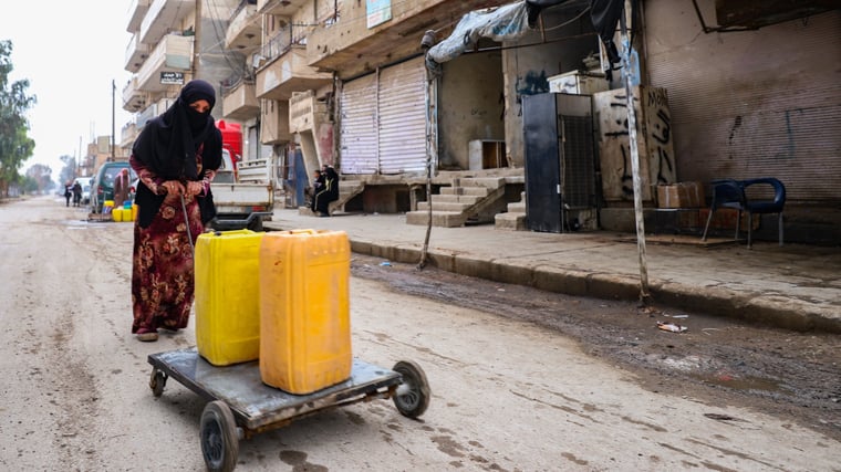 ハサカ市で、給水タンクからくんだ水を小型の手押し車に載せて運ぶ女性。現地では深刻な飲料水不足が続いている＝2024年11月4日　Ⓒ Gihad Darwish／MSF