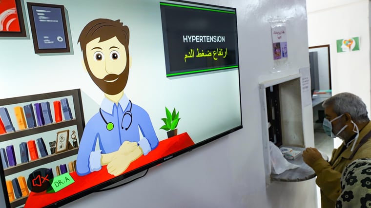 MSFが支援するハサカ県のNCDクリニックで薬を受け取る患者＝2024年11月4日　Ⓒ Gihad Darwish／MSF