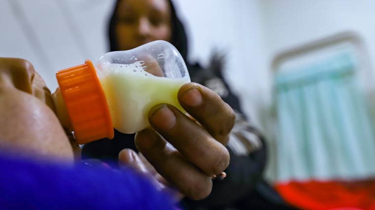 国境なき医師団（MSF）が支援する入院栄養治療センターで、治療を受ける栄養失調の子ども（左）にミルクを与える母親＝シリア北部ラッカ県で2024年11月6日　Ⓒ Gihad Darwish／MSF