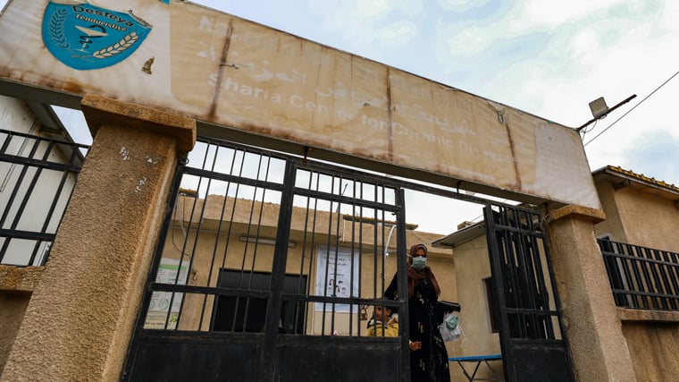 MSFが支援する非感染性疾患（NCD）のクリニックを後にする母子＝シリア北東端ハサカ県で2024年11月4日　Ⓒ Gihad Darwish／MSF